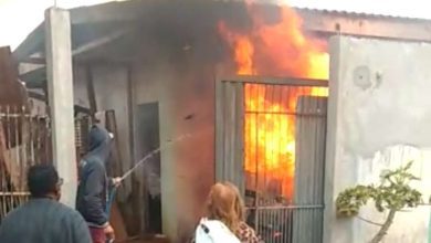 Fotos de Carro fica destruído após pegar fogo no quintal de residência em Sarandi