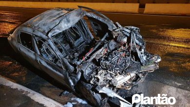 Fotos de Carro pega fogo após acidente no contorno norte em Maringá