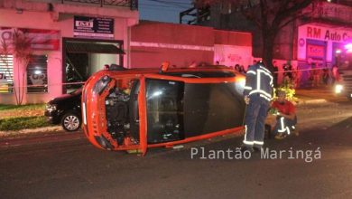 Fotos de Carro tomba após bater em veículo estacionado em Maringá