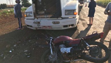 Fotos de Colisão frontal entre moto e carreta deixa casal ferido