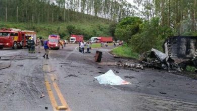 Fotos de Colisão seguida de incêndio em van e caminhão, matou uma pessoa carbonizada e deixou outra com 90% do corpo carbonizado