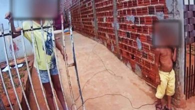 Fotos de Criança de 6 anos é encontrada amarrada pelo tornozelo no muro de casa; mãe foi presa