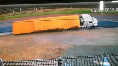 Fotos de Flagrante - carreta sai da pista, cai em canaleta e tomba no contorno sul em Maringá