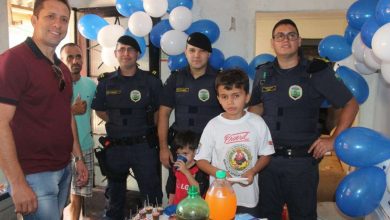 Fotos de Agentes da Guarda Municipal de Sarandi se unem e presenteiam criança com bicicleta e festa de aniversário