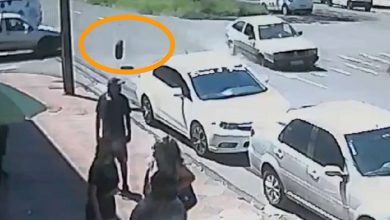Fotos de Homem é atingido por roda que se solta de carro em movimento, em Maringá; vídeo