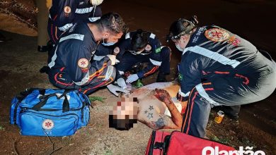 Fotos de Homem é socorrido com ferimentos graves após levar várias facadas nas costas
