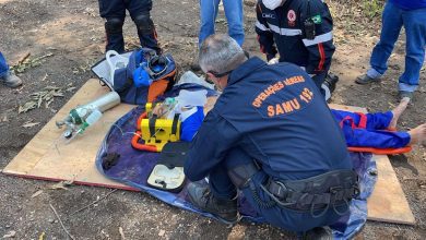 Fotos de Homem é socorrido de helicóptero após acidente com caminhão em pedreira