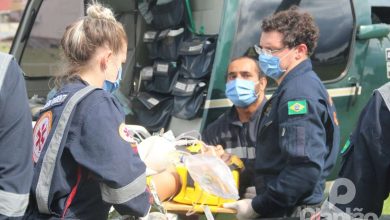 Fotos de Homem é socorrido de helicóptero após ser ejetado de veículo em capotamento