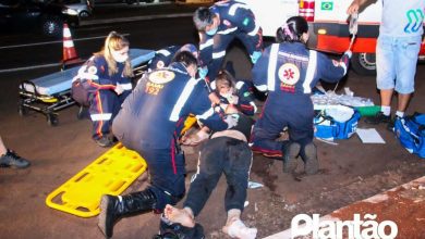 Fotos de Homem é socorrido em estado grave após ser atropelado e arremessado por vários metros em Maringá