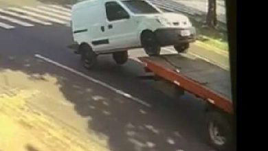 Fotos de Inusitado - caminhão guincho derruba carro na Avenida Colombo em Maringá