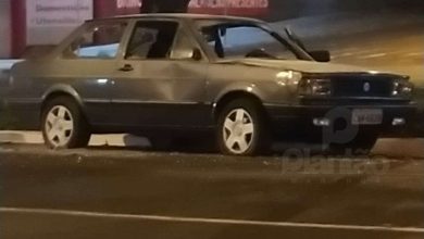 Fotos de Irritado com problemas mecânicos, homem quebra o próprio carro, em Maringá