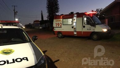 Fotos de Mãe é socorrida em estado grave após levar 8 facadas do filho que sofre de esquizofrenia