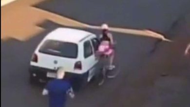 Fotos de Moça cai da bicicleta após homem passar a mão no corpo dela no Paraná; vídeo