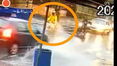 Fotos de Moto é engolida por bueiro durante chuva em Sarandi; veja vídeo