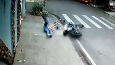 Fotos de Homem perde o controle e cai de moto em Marialva: acidente foi registrado por câmeras de segurança
