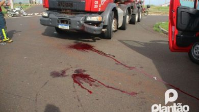 Fotos de Motociclista é socorrido com ferimentos graves após acidente com caminhão, em Maringá