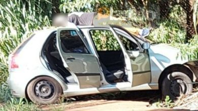 Fotos de Motorista bate em alambrado, deita no teto do carro para simular grave acidente e conseguir ajuda, em Sarandi