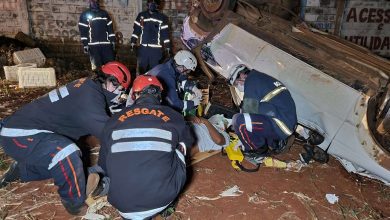 Fotos de Motorista capota veículo depois de quase atropelar trabalhadores em Maringá