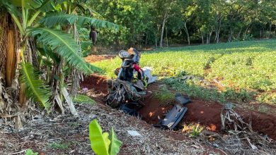 Fotos de Motorista é socorrido com ferimentos graves após perder controle e capotar veículo