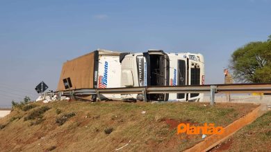 Fotos de Motorista fica ferido após carreta tombar em Maringá