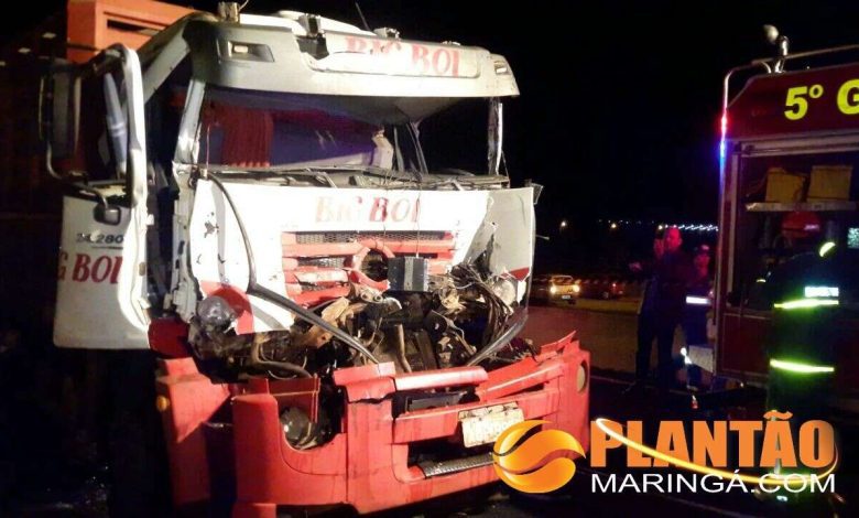 Fotos de Motorista fica preso em cabine 317 após colisão entre caminhões na PR-M Maringá