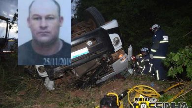 Fotos de Motorista morre após caminhão carregado de ração tombar