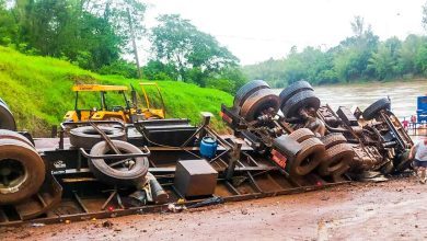 Fotos de Motorista morre após tombar caminhão na rampa de uma balsa no Rio Ivaí