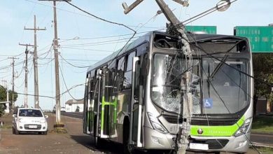 Fotos de Motorista perde controle e bate ônibus em poste de energia