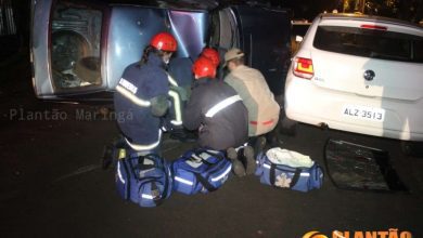 Fotos de Motorista perde o controle da direção, bate em veículo estacionado e tomba com o carro em Maringá