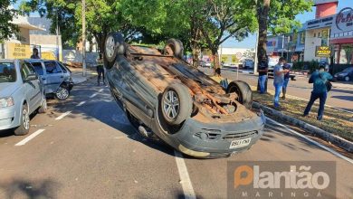 Fotos de Motorista tomba carro após bater em três veículos estacionados, em Maringá