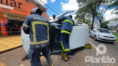 Fotos de Motorista tomba carro após bater em veículos estacionados, em Maringá