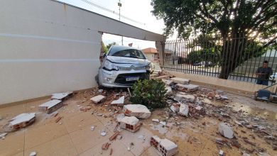 Fotos de Mulher perde controle da direção e derruba muro de residência em Maringá