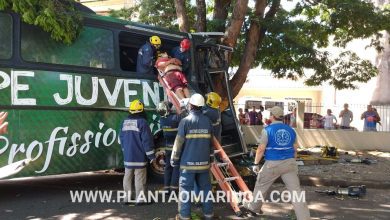Fotos de Ônibus adesivado com logo da chapecoense sofre acidente em Maringá-pr