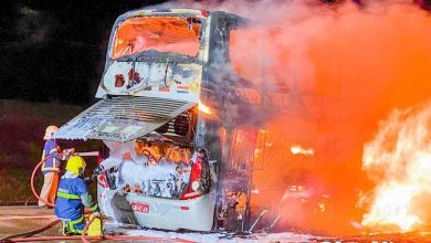Fotos de Ônibus com 32 passageiros pega fogo e fica destruído na rodovia PR-323 em Paiçandu