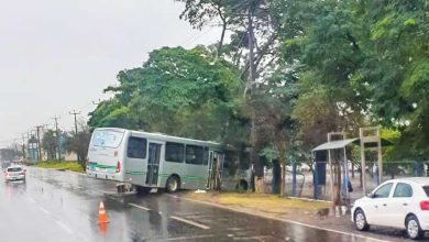 Fotos de Ônibus do transporte público derrapa em avenida e atinge alambrado de clube em Maringá