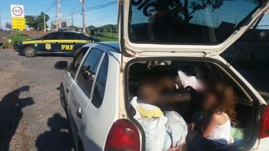 Fotos de Polícia Rodoviária Federal (PRF) aborda carro com sete pessoas, com duas crianças no porta-malas em Maringá