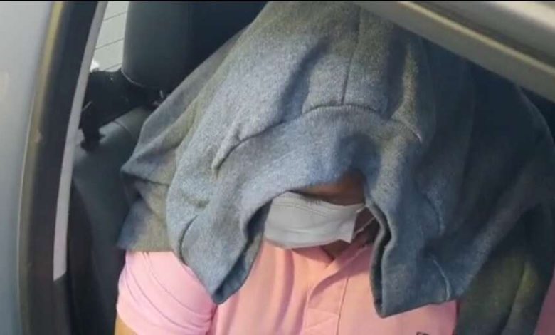 Funcionário de escola suspeito de estuprar criança é preso e encaminhado para a delegacia de Maringá Foto 1 Fotos de Funcionário de escola suspeito de estuprar criança é preso e encaminhado para a delegacia de Maringá