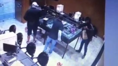 Fotos de Quadrilha rouba joalheria de shopping no centro de Maringá e provoca pânico