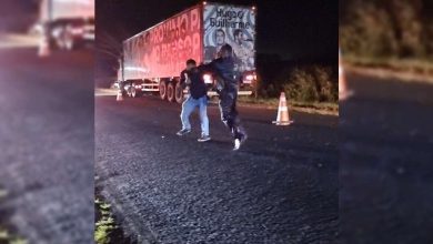 Fotos de Repórter e candidato a Deputado Estadual da região de Maringá apanha após se recusar a tirar carro estacionado em local proibido durante acidente com morte