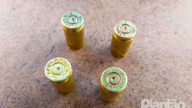 Fotos de Utilizando pistola 9mm dupla em moto atira em frente a uma casa no bairro ana eliza em Sarandi