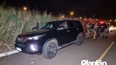 Fotos de Suspeita de corpo dentro de caminhonete de luxo encontrada abandonado em matagal mobiliza equipes da PM em Maringá