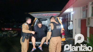 Fotos de Suspeito de matar adolescente estava escondido na casa de um amigo no momento da prisão