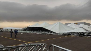 Fotos de Tenda montada para receber o presidente Jair Bolsonaro em Maringá, desaba com forte chuva