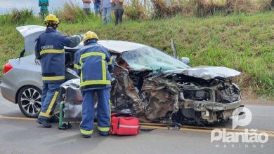 Fotos de Três pessoas ficam feridas em acidente envolvendo um carro e um caminhão, em Maringá