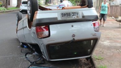 Fotos de Veículo avança sinal de pare, bate em outro carro e capota em Maringá