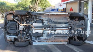 Fotos de Veículo tomba após colisão com outro carro em cruzamento de Avenida em Maringá