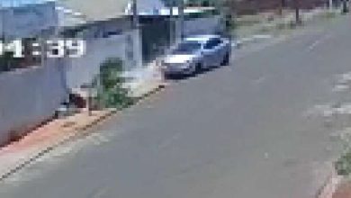 Fotos de Vídeo: câmera de segurança registra carro atingindo poste em Sarandi