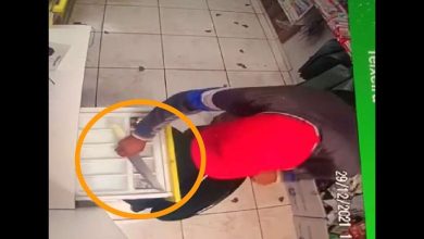 Fotos de Vídeo flagra dupla rendendo funcionário em assalto a pet shop, em Maringá
