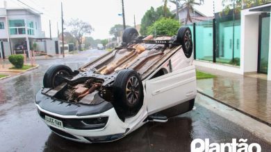 Fotos de Vídeo - mãe e filha de 3 anos ficam feridas após carro bater em outro veículo estacionado e tombar em Maringá