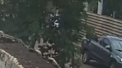 Fotos de Vídeo mostra atirador chegando para matar motociclista com vários tiros em Maringá